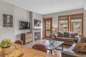 Smart-TV, Kamin, Bücher