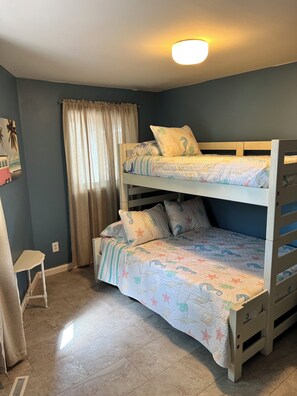 3 habitaciones, escritorio y tabla de planchar con plancha 