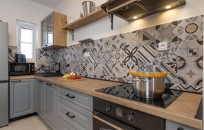 Fridge, oven, stovetop, dishwasher - Gorgeous home in Nin with WiFi (Nin)