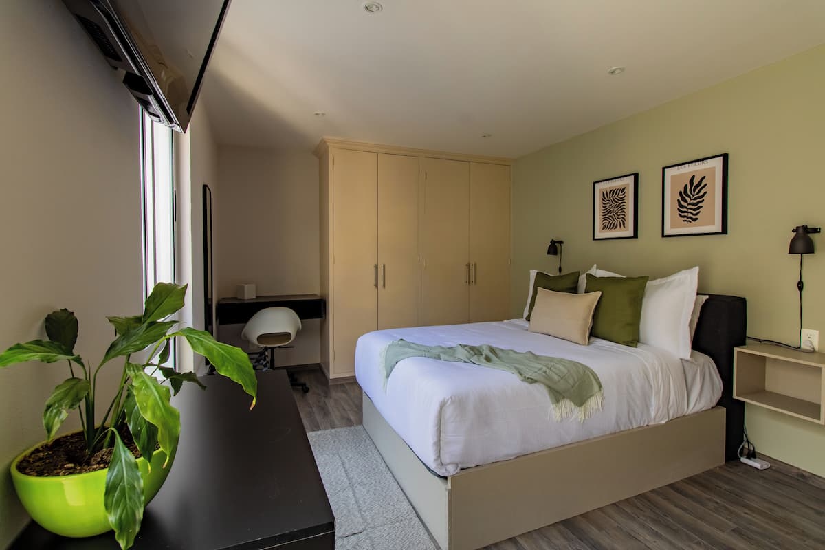 Premium Studio | 1 bilik tidur, peti besi dalam bilik, meja, ruang kerja komputer riba
