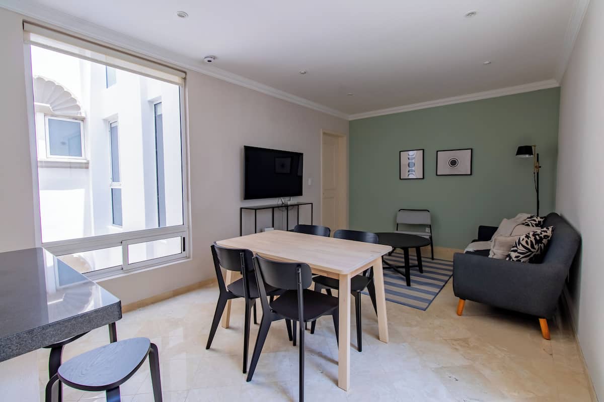 Luxury Apartment, 2 Bedrooms | Ruang tamu | 55 inci televisyen LED dengan kabel, Netflix, perkhidmatan penstriman