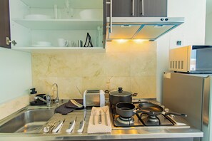 Premium Studio | Private kitchen | Full-size fridge, microwave, oven, stovetop