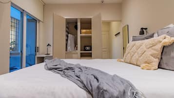 Studio Desain, lantai dasar | 1 kamar tidur, brankas, meja kerja, dan ruang kerja ramah laptop