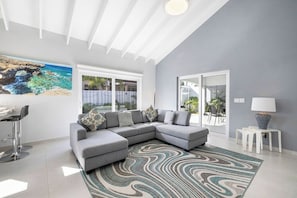 TV - *NEW* Modern 3BR2BA Home w/ Private Pool & Patio (Oranjestad)