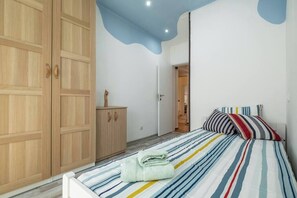 2 bedrooms, iron/ironing board, WiFi