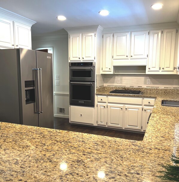 ثلاجة، ميكروويف، فرن، موقد طهي مسطح