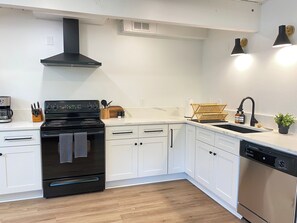 Réfrigérateur, four à micro-ondes, un four, surface de cuisson