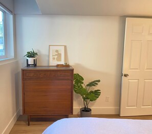 2 bedrooms, in-room safe, desk, iron/ironing board