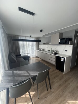 Appartement, 2 chambres | Aire de séjour | Téléviseur à DEL de 50 po avec télévision par satellite