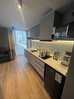 Frigobar, microondas, tostadora, utensilios de cocina