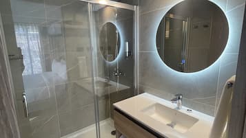 Appartement, 2 chambres | Salle de bain