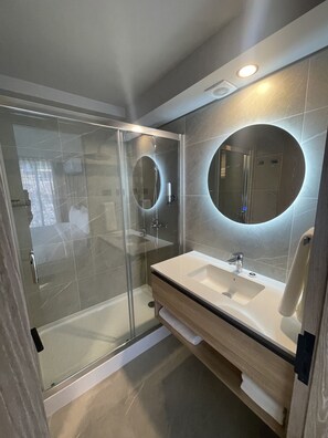 Appartement, 2 chambres | Salle de bain | Douche, douche cascade, serviettes fournies