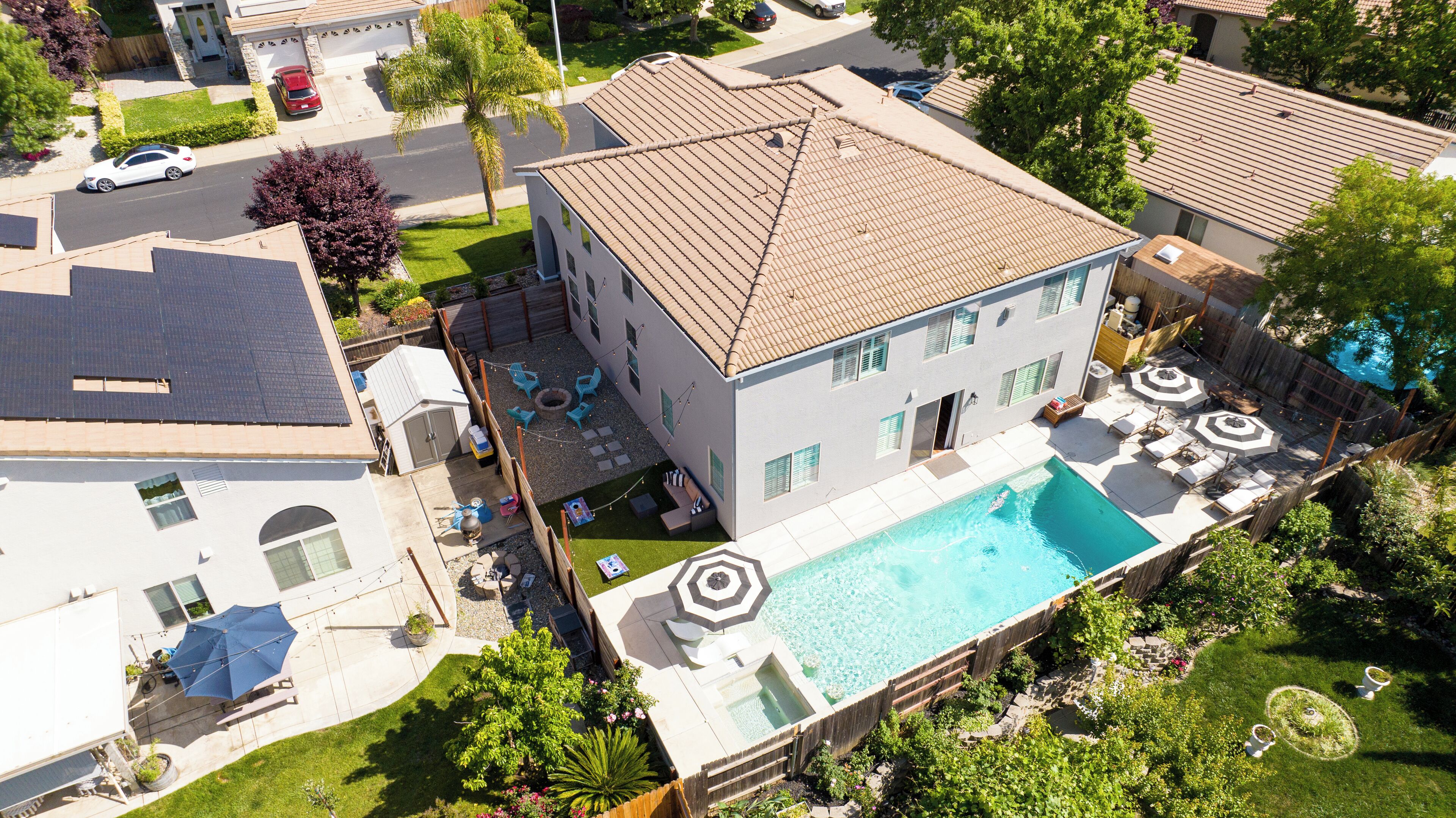 Roseville Resort With Salt Water Pool & Spa! Backyard BBQ, Fire Pit & Ping Pong.