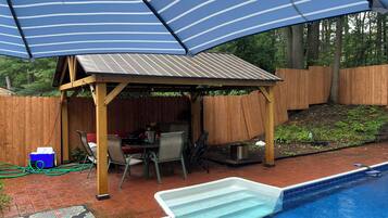 Utendørsbasseng og et oppvarmet basseng