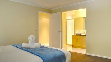 6 bedrooms, iron/ironing board, WiFi, bed sheets