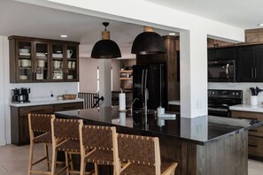 Réfrigérateur, four à micro-ondes, un four, surface de cuisson