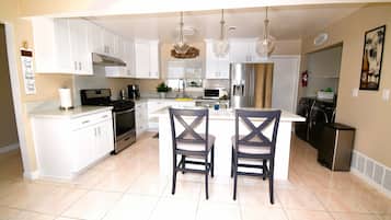 Geladeira, micro-ondas, cooktop, lava-louças