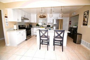 Réfrigérateur, micro-ondes, plaque de cuisson, lave-vaisselle