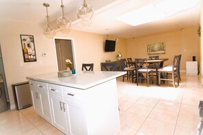 Dining - Wonderful stay near Huntington Beach Orange County (Midway City)