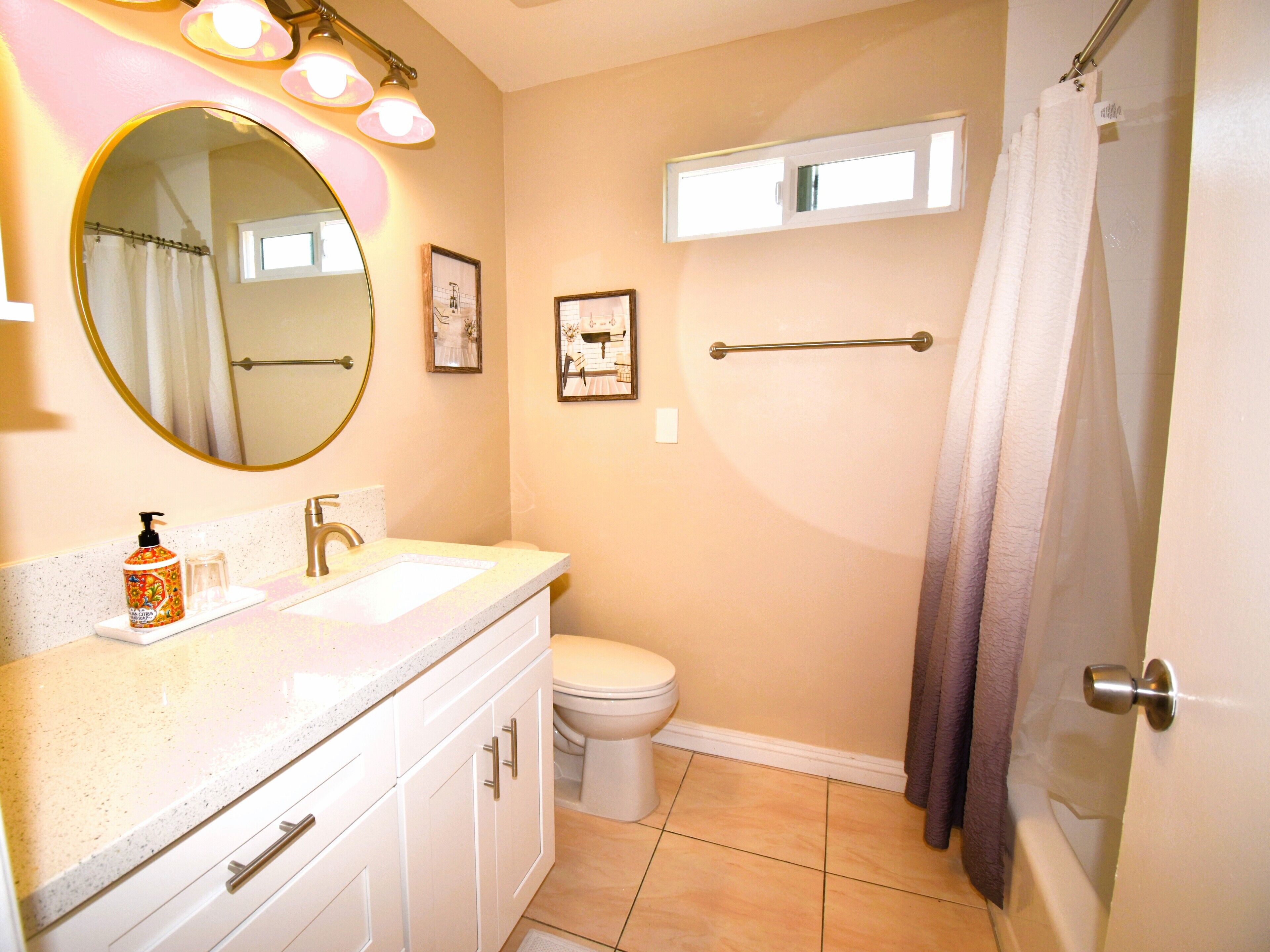 Chuveiro, secador de cabelo, toalhas de banho, sabonete