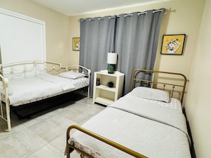 3 slaapkamers, een strijkplank/strijkijzer, gratis wifi, beddengoed