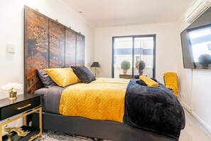 2 bedrooms, iron/ironing board, WiFi, bed sheets - CBD 2bedrms 2 onsuite bathrms, free parking and WiFi, sleeps 8
 (Adelaide)