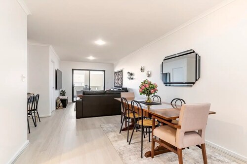CBD 2bedrms 2 onsuite bathrms, free parking and WiFi, sleeps 8
