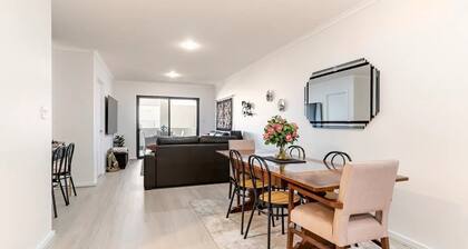 CBD 2bedrms 2 onsuite bathrms, free parking and WiFi, sleeps 8