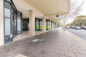 Property grounds - CBD 2bedrms 2 onsuite bathrms, free parking and WiFi, sleeps 8
 (Adelaide)