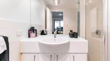 Secadora de cabello, toallas, jabón, papel de baño