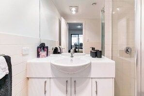 Hair dryer, towels, soap, toilet paper - CBD 2bedrms 2 onsuite bathrms, free parking and WiFi, sleeps 8
 (Adelaide)