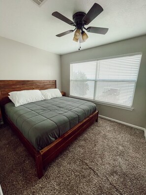 3 soverom, skrivebord, reiseseng for barn og wi-fi (inkludert)