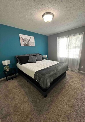 3 室のベッドルーム、デスク、アイロン / アイロン台、旅行用ベビーベッド