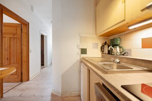 Fridge, oven, stovetop, dishwasher - Apartment 'Nikola' with Shared Terrace, Shared Garden and Balcony, WLAN (Zell-Merl)