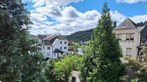 Ett bostadsområde med hus, en asfalterad gångväg och tät vegetation.