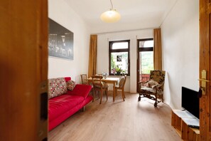 Televisión, reproductor de DVD, mesa de ping pong