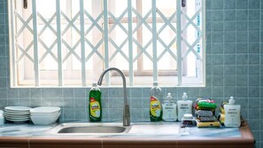 Shower, towels, shampoo - Impeccable 2-Bed Apartment in Accra (Accra)