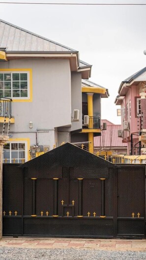 Exterior - Impeccable 2-Bed Apartment in Accra (Accra)
