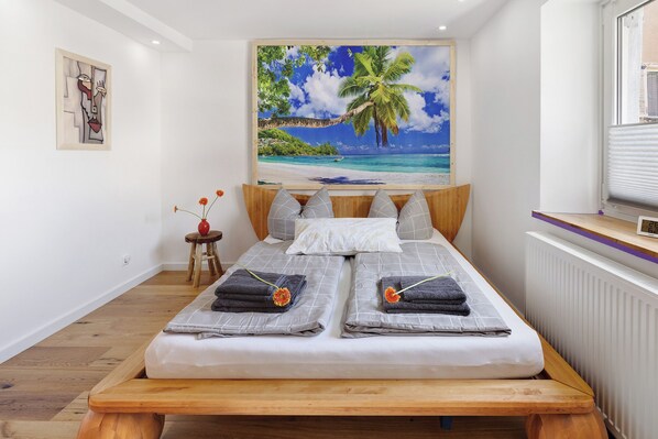 2 bedrooms, free WiFi, bed sheets - Apartment "Am Hochrhein Desko" with Shared Garden & Wi-Fi (Gailingen am Hochrhein)