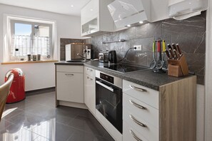 Fridge, microwave, oven, stovetop - Apartment "Am Hochrhein Desko" with Shared Garden & Wi-Fi (Gailingen am Hochrhein)