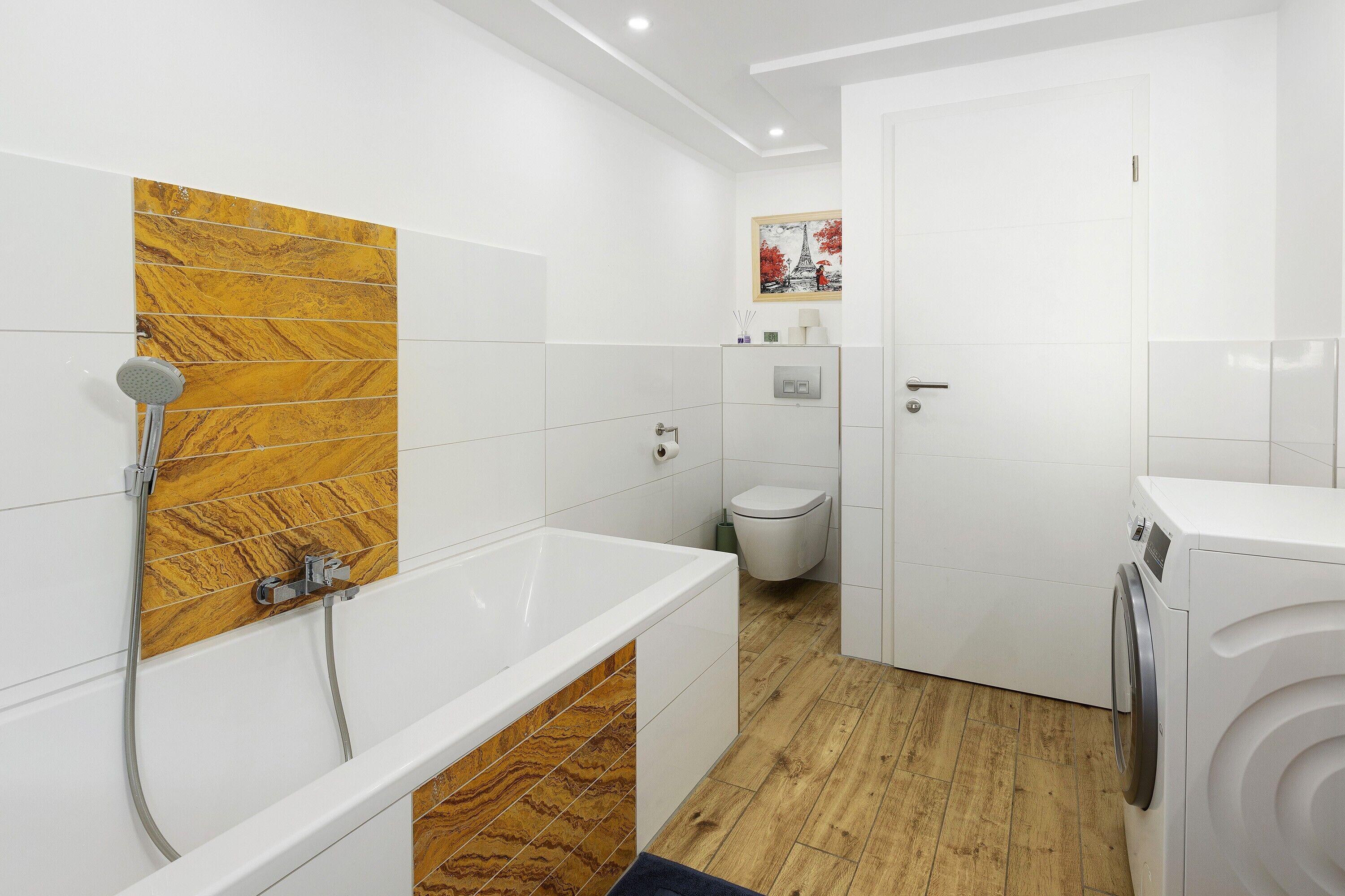 Badewanne, kostenlose Toilettenartikel, Haartrockner, Handtücher