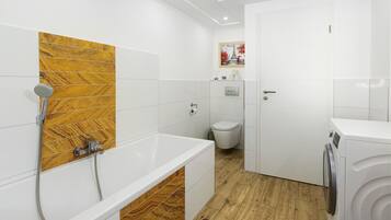 Badewanne, kostenlose Toilettenartikel, Haartrockner, Handtücher
