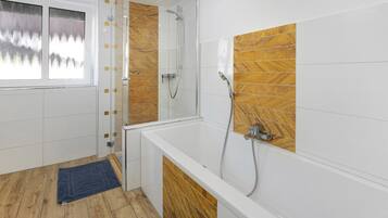 Bathtub, free toiletries, hair dryer, towels