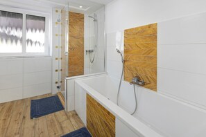 Bathtub, free toiletries, hair dryer, towels