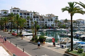 Marina - 2 Bed Flat-Sleeps 4-Pets-Parking-Marina Duquesa (Manilva)