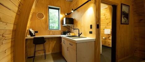 Réfrigérateur, micro-ondes, bouilloire électrique, grille-pain