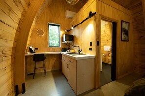 Réfrigérateur, micro-ondes, bouilloire électrique, grille-pain