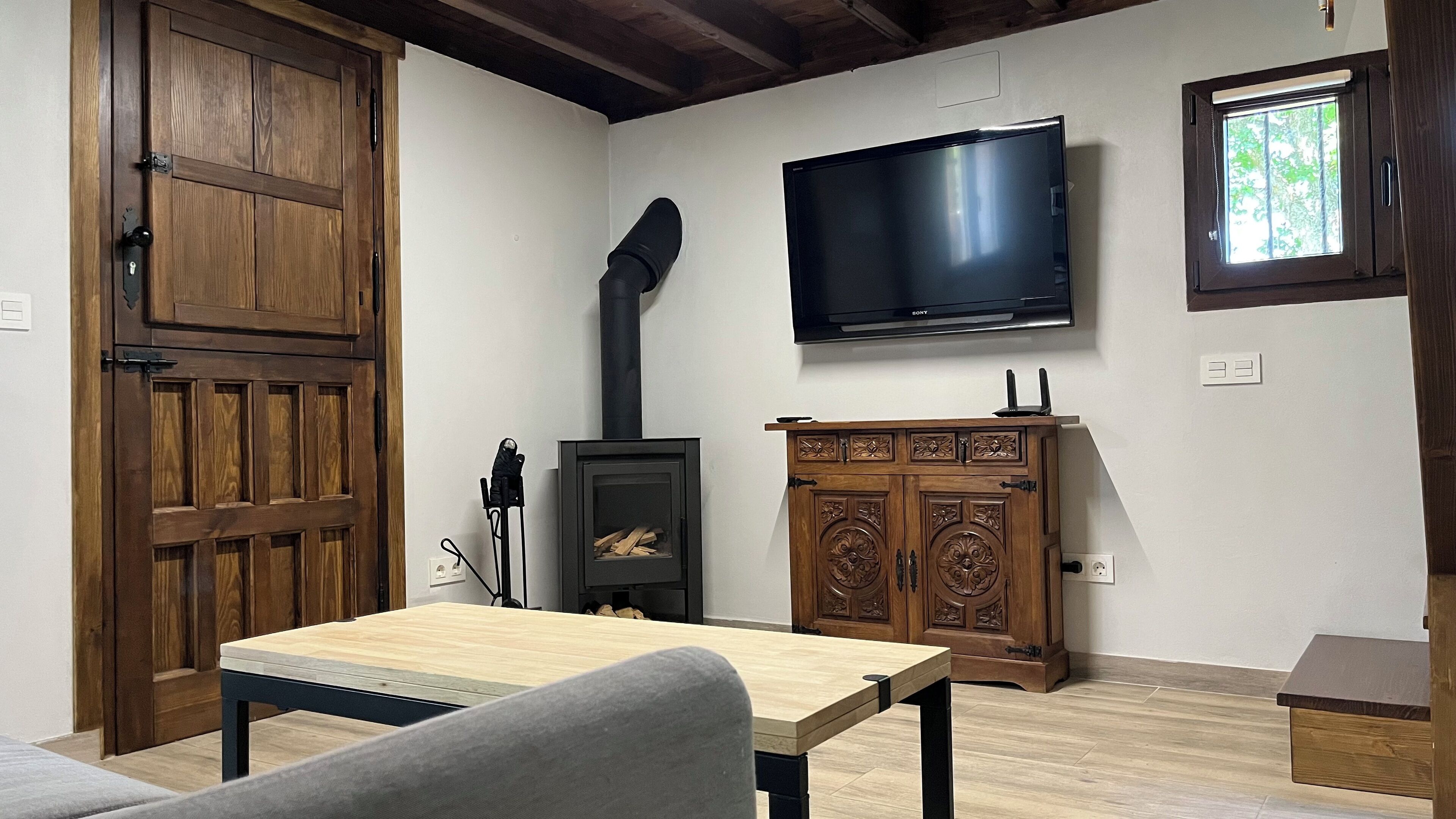 Smart TV, caminetto, libri