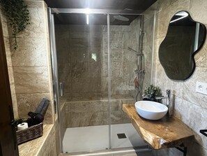 تجهيزات دش، مجففات شعر، مناشف، صابون