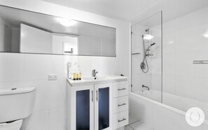 Apartment, 2 Bedrooms, Partial Sea View | Bathroom